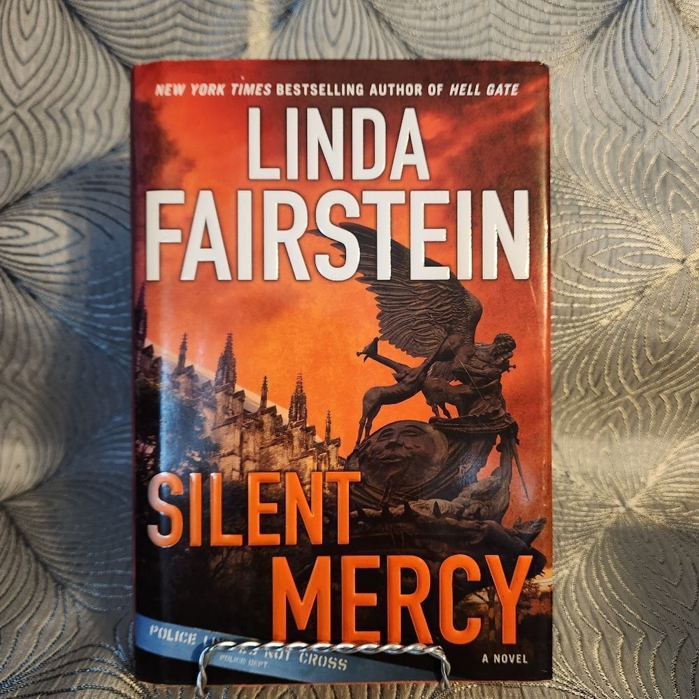 🔥  Linda Fairstein Silent Mercy hardback book